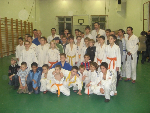 K&ouml;z&ouml;s edz&eacute;s Antival &eacute;s &Aacute;kosal