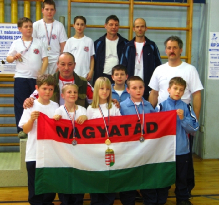 A nagy csapat szamoborban